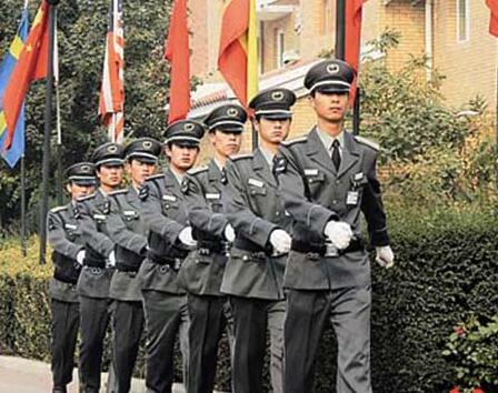 在小區(qū)門口發(fā)生搶劫事件時，物業(yè)保安是否負有相關責任